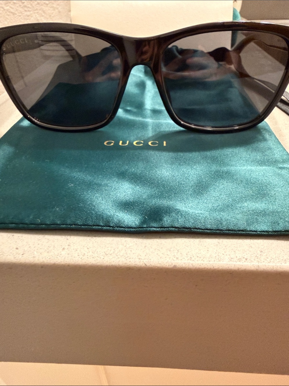 Authentic Men’s Gucci Black Frame Sunglasses With Signature Green & Red stripe - Picture 6 of 7
